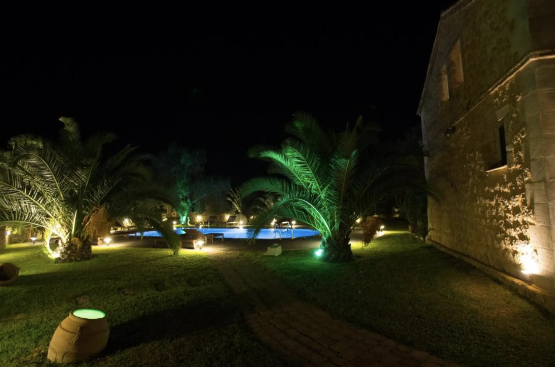 A 5 Stars villa framed by the olive grove